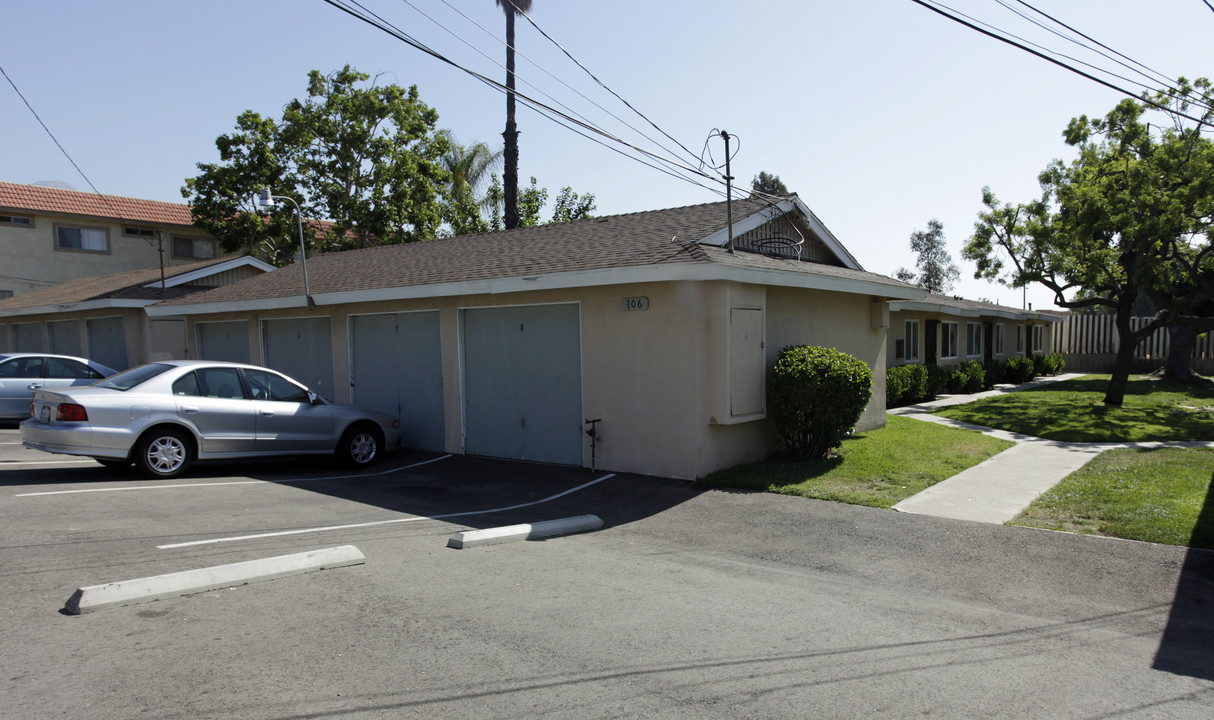 102-110 N 13th Ave in Upland, CA - Foto de edificio