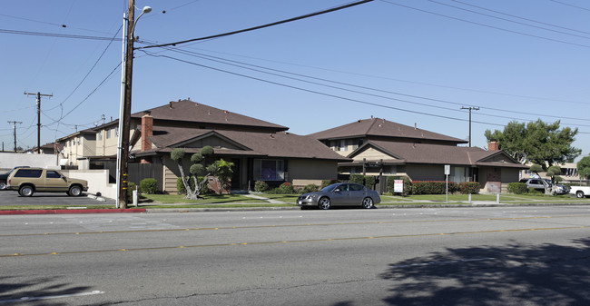 401 S Knott in Buena Park, CA - Foto de edificio - Building Photo