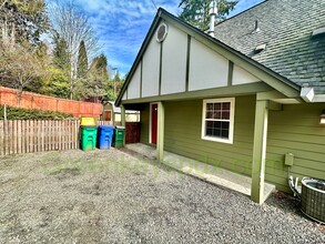 1734 SW Taylors Ferry Rd in Portland, OR - Building Photo - Building Photo