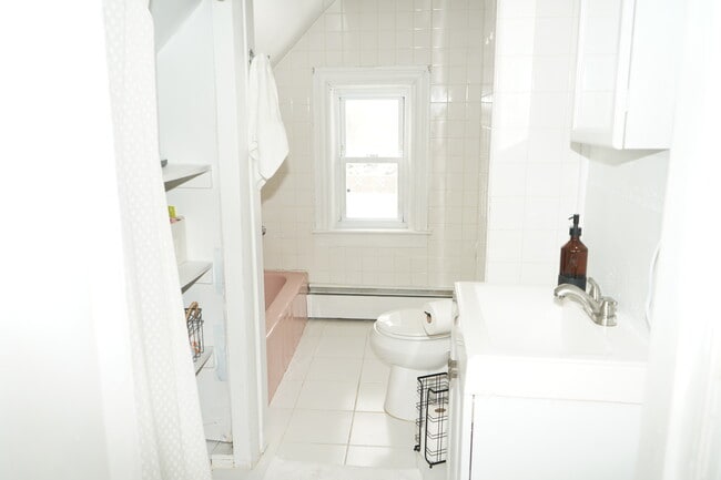 1 Dean St, Unit 2 in Cranston, RI - Foto de edificio - Building Photo