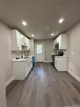 1011 Canton, Unit 8 in San Antonio, TX - Building Photo - Building Photo