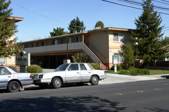 Redwood Oaks Apartments in Redwood City, CA - Building Photo - Building Photo