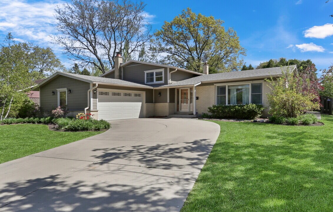 107 E Burr Oak Dr in Arlington Heights, IL - Building Photo