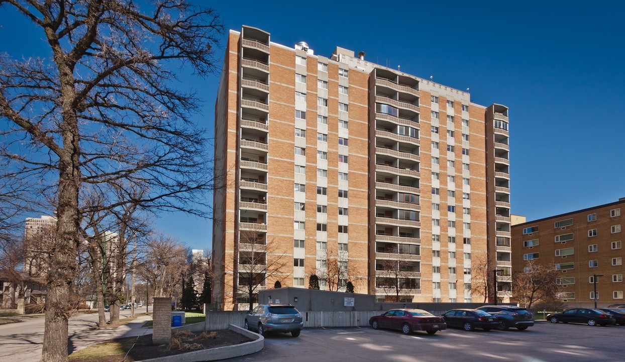 Sussex House in Winnipeg, MB - Building Photo