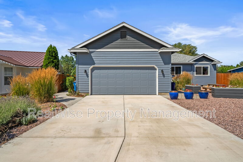 855 NW Maple Ln in Redmond, OR - Building Photo