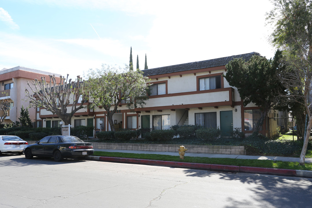 Churchill Court Apartments in Chatsworth, CA - Building Photo