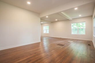 2100 Kenwood Dr in Hood River, OR - Building Photo - Building Photo