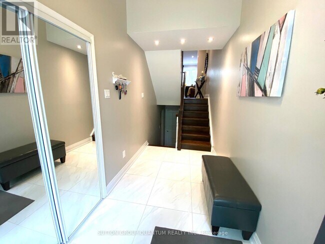 5477 Schueller Crescent in Burlington, ON - Building Photo - Building Photo