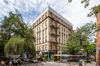 302 W 4th St in New York, NY - Building Photo - Primary Photo