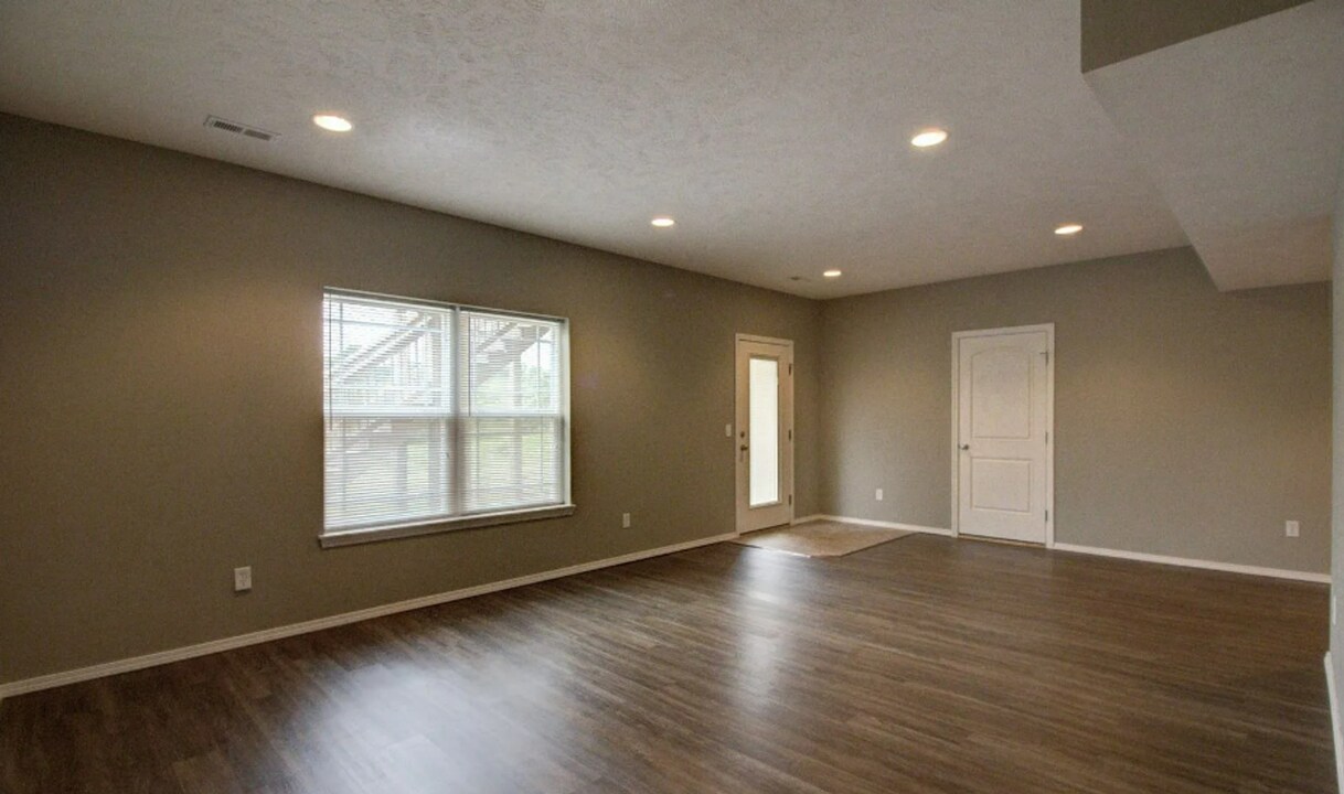 2460 W Spring Water St in Springfield, MO - Building Photo