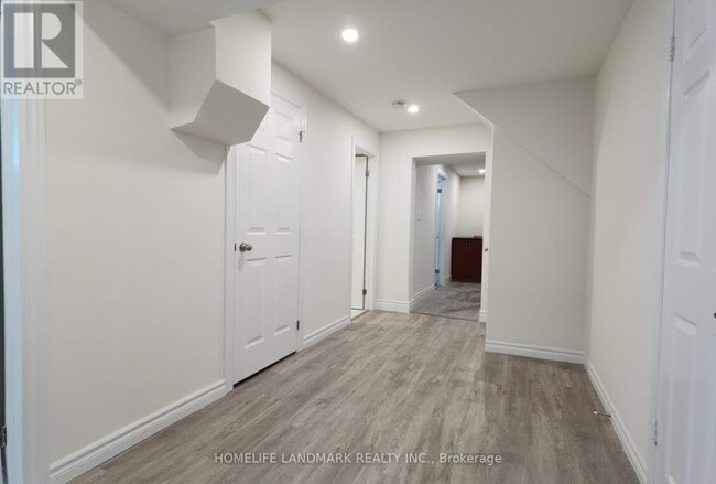 1052 Elgin St in Newmarket, ON - Building Photo - Building Photo