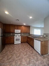 8217 W Wildwood Glen Dr in Las Vegas, NV - Foto de edificio - Building Photo
