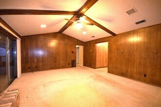 1045 Briarwood Ln in Desoto, TX - Building Photo - Building Photo