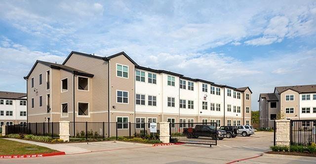 12111 S Main St in Houston, TX - Building Photo