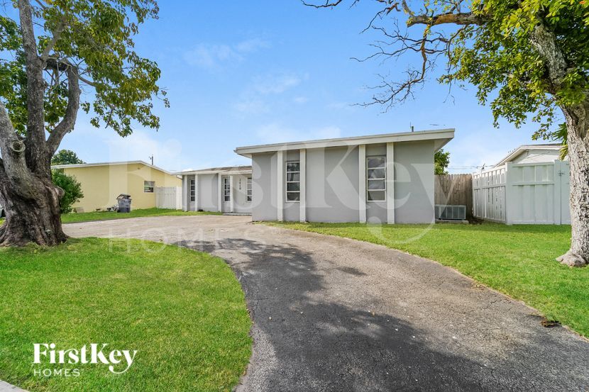 2419 NW 87th Ln in Sunrise, FL - Building Photo