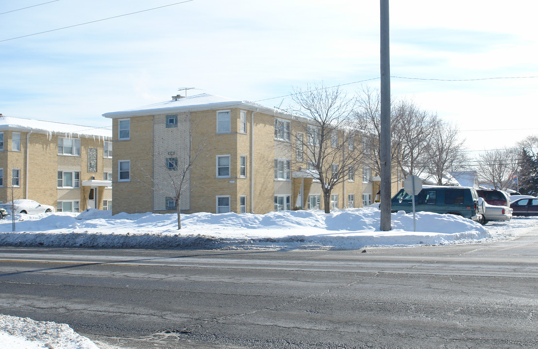 225 W Grand Ave in Melrose Park, IL - Building Photo