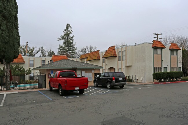 Marconi Vista Apartments in Carmichael, CA - Building Photo - Building Photo