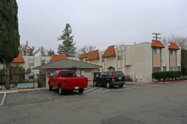 Marconi Vista Apartments in Carmichael, CA - Foto de edificio - Building Photo