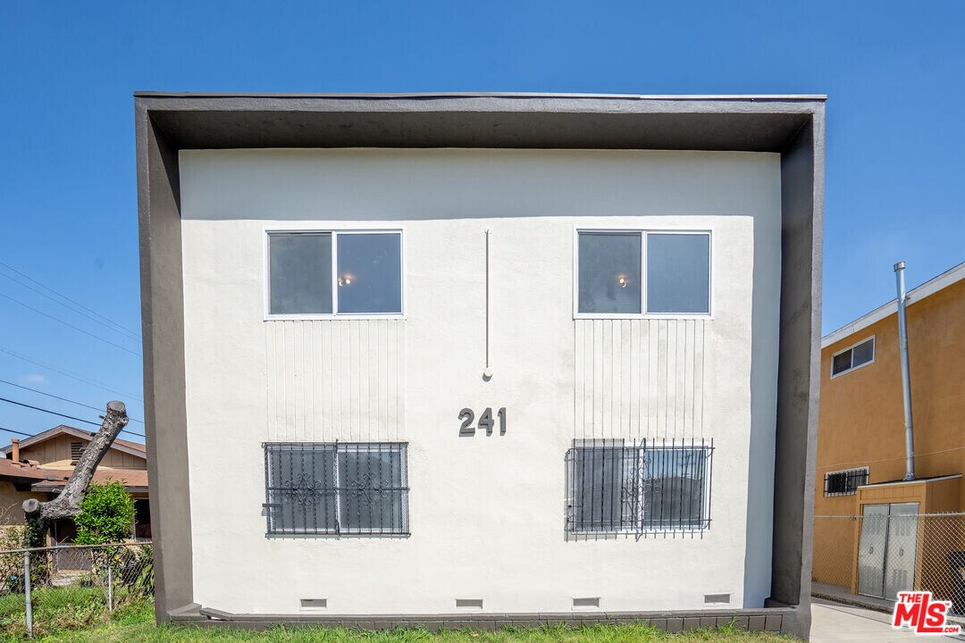 241 W 84th St in Los Angeles, CA - Building Photo