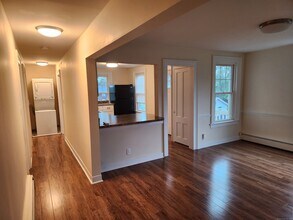 64 Willard Ave in Newington, CT - Foto de edificio - Building Photo