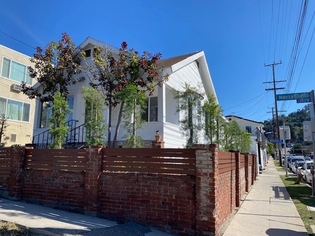 1302 Manzanita St in Los Angeles, CA - Building Photo - Building Photo
