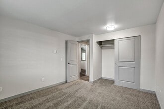 Charter Club Apartments in Everett, WA - Building Photo - Building Photo