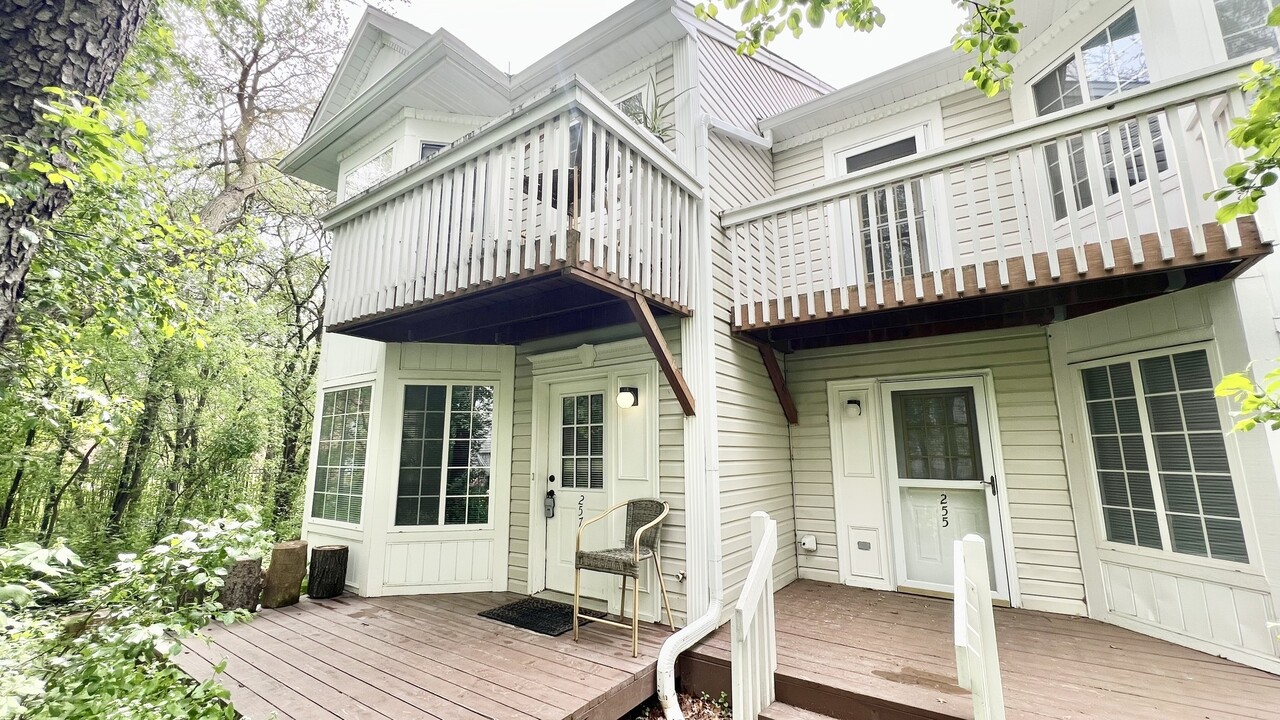 257 W Treehouse Ln in Round Lake, IL - Building Photo