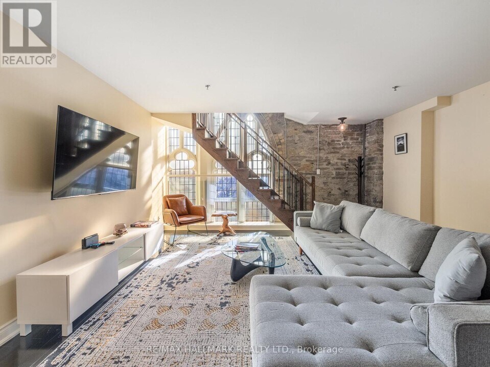 384 Sunnyside Ave in Toronto, ON - Building Photo