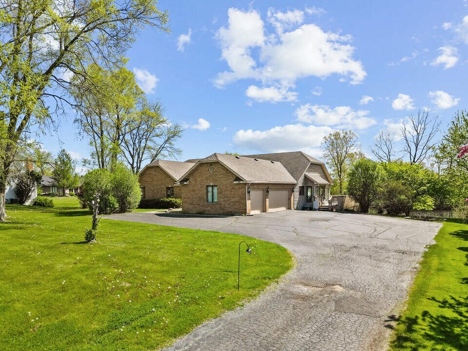 46 Mark Dr in Hawthorn Woods, IL - Building Photo