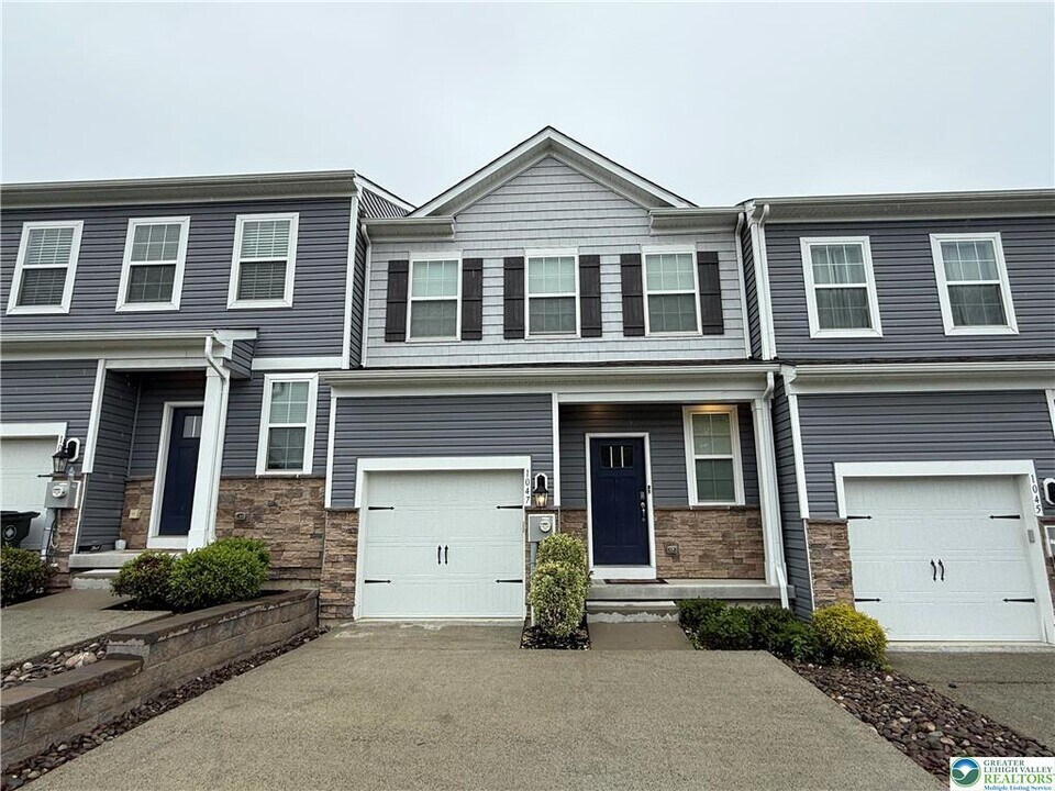1047 Turnstone Dr in Fogelsville, PA - Building Photo