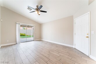 5274 Marauder Ct in Las Vegas, NV - Building Photo - Building Photo