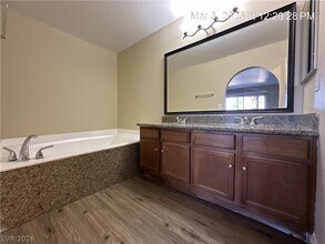 1842 N Decatur Blvd in Las Vegas, NV - Foto de edificio - Building Photo