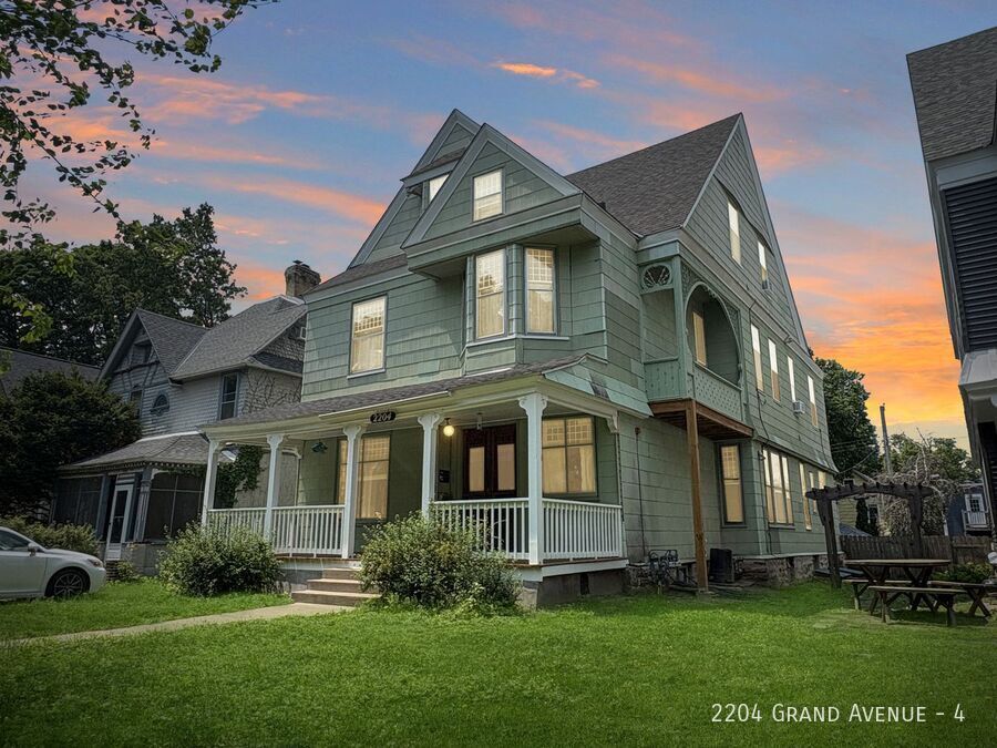 2204 Grand Ave S in Minneapolis, MN - Foto de edificio