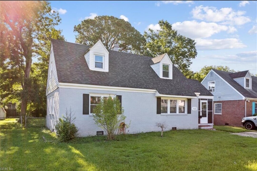 7622 Newport Ave in Norfolk, VA - Building Photo