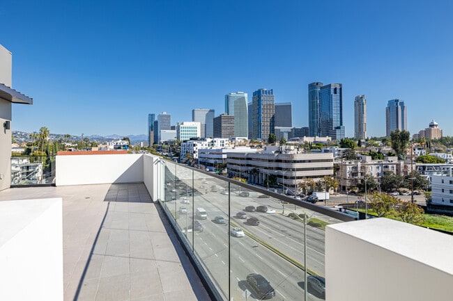 10431 Santa Monica Blvd in Los Angeles, CA - Building Photo - Building Photo