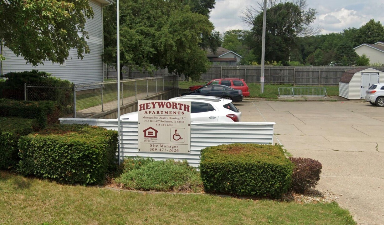 306 Wigwam St in Heyworth, IL - Building Photo