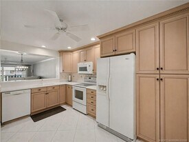 166 SE St Lucie Blvd in Stuart, FL - Building Photo