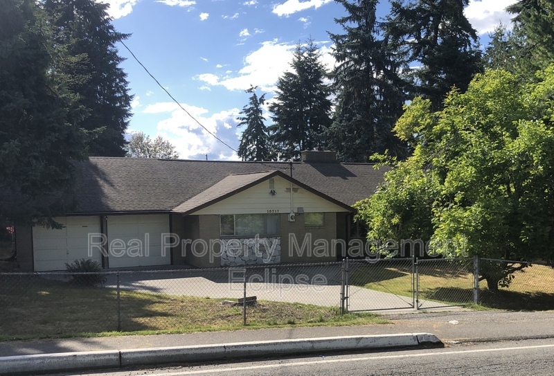 15717 84th Ave NE in Kenmore, WA - Building Photo