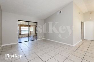 238 Bedford Dr, Unit 825 in Kissimmee, FL - Building Photo - Building Photo