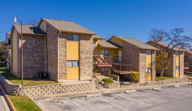 Mission at Medical Apartments in San Antonio, TX - Foto de edificio - Building Photo