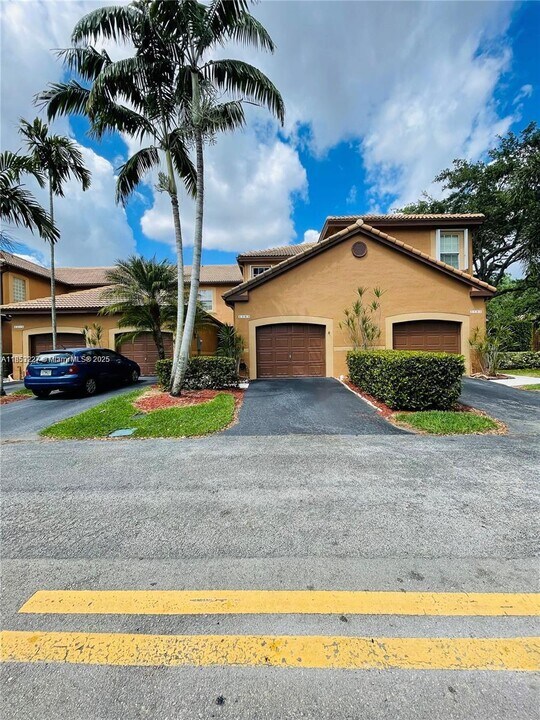 1503 Veracruz Ln in Weston, FL - Building Photo
