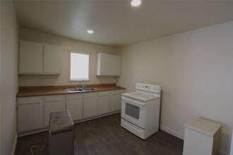 104 Prewitt Ln in West Columbia, TX - Building Photo - Building Photo