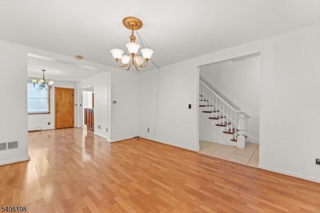 27 E Madison Ave in Clifton, NJ - Foto de edificio - Building Photo