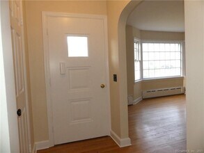 8 Glover Ave in Newtown, CT - Building Photo - Building Photo