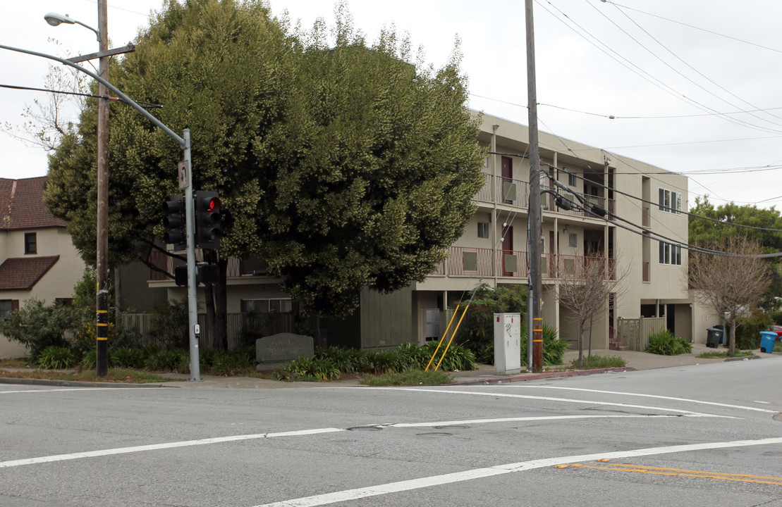 1450 Carmelita Ave in Burlingame, CA - Building Photo