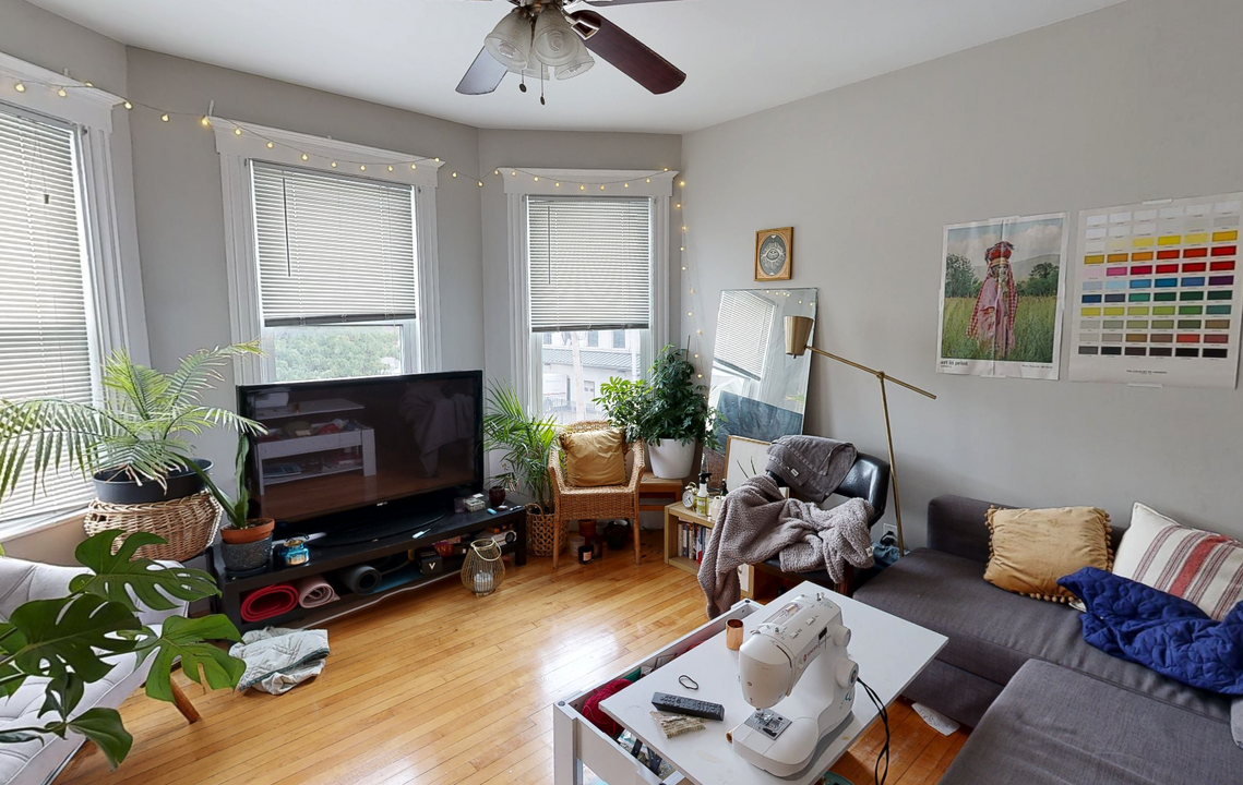 11 Pleasant Pl, Unit 10 #3 in Cambridge, MA - Building Photo