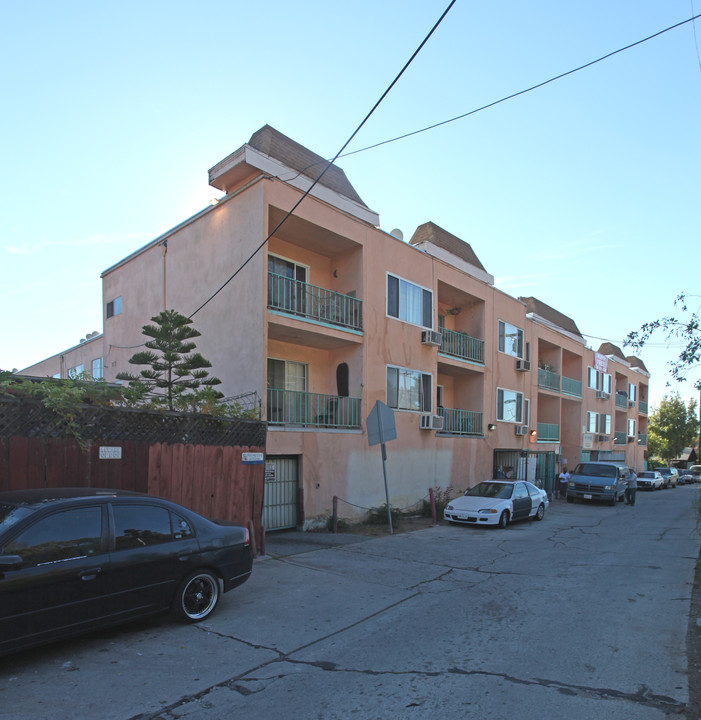 Woodside Apartments in Los Angeles, CA - Building Photo