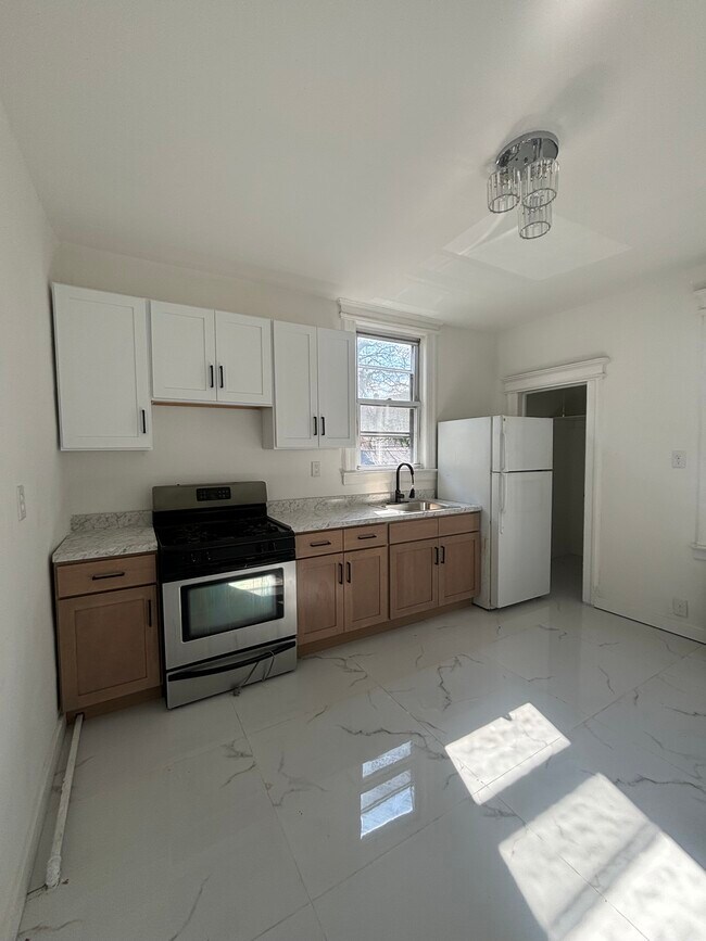 33 Howard St, Unit 1 in Irvington, NJ - Building Photo - Building Photo