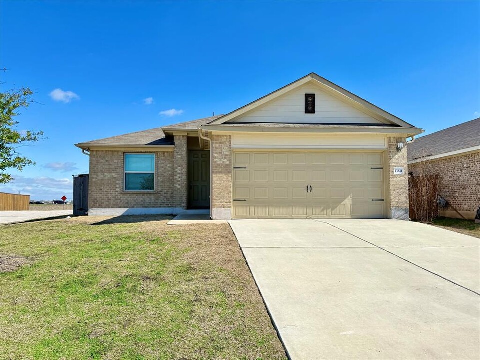 13611 Primrose Petal Dr in Manor, TX - Building Photo