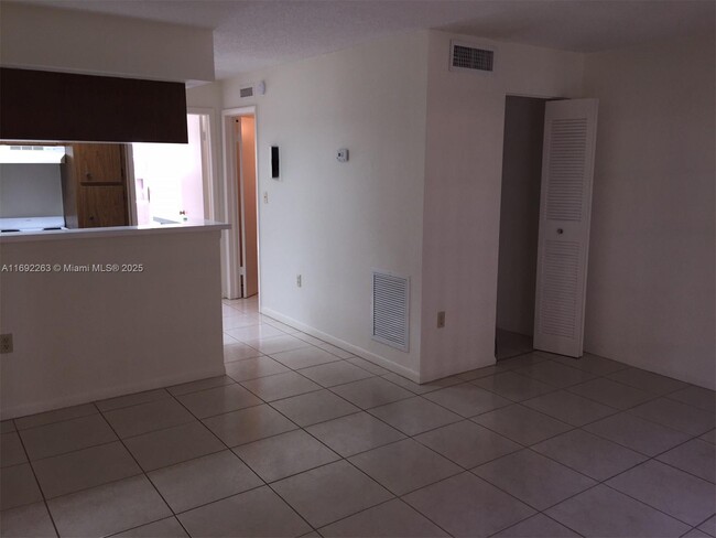 10832 N Kendall Dr in Miami, FL - Building Photo - Building Photo